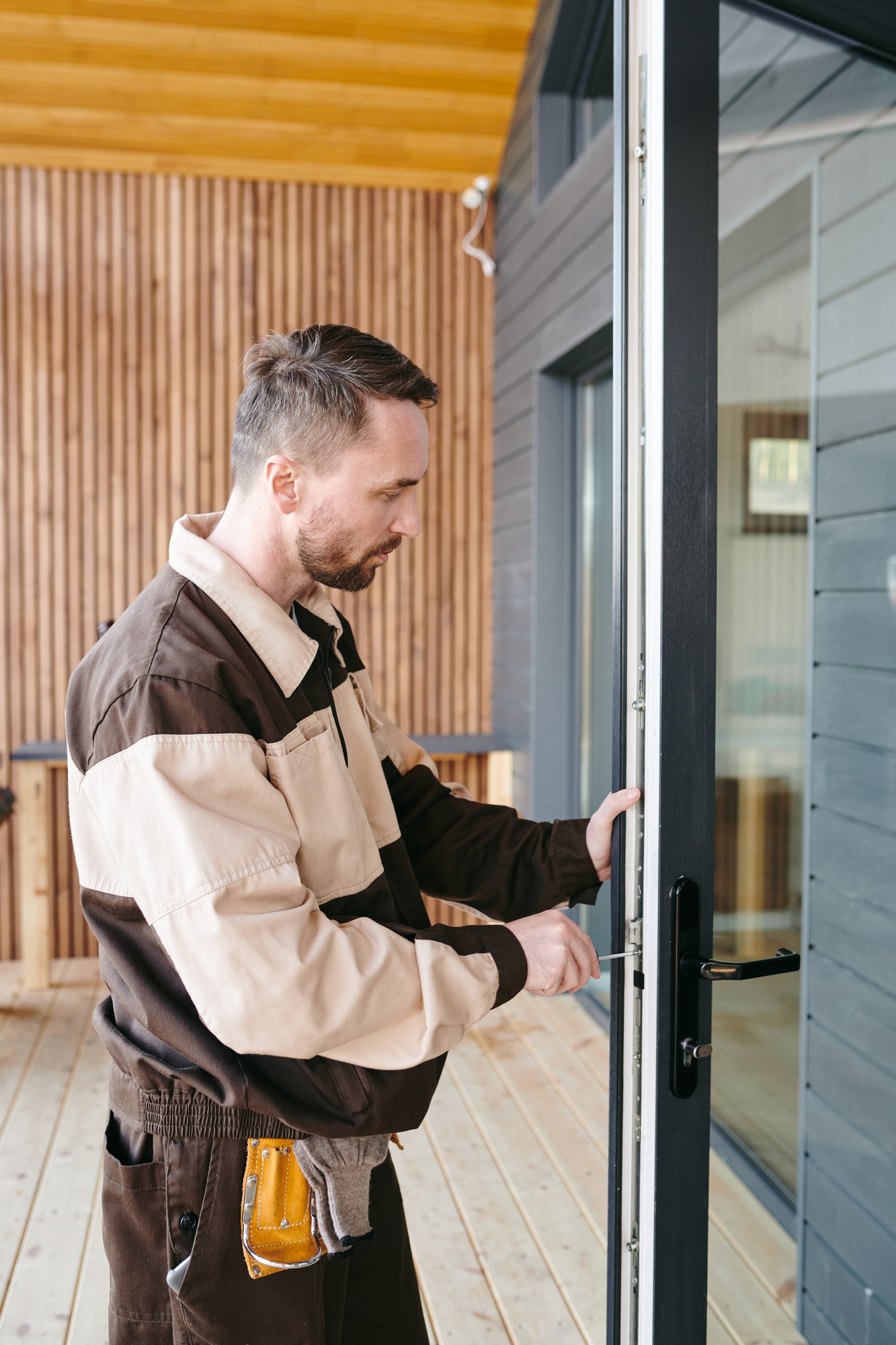 young-repairman-fixing-lock-in-large-transparent-door.jpg young-repairman-fixing-lock-in-large-transparent-door.jpg